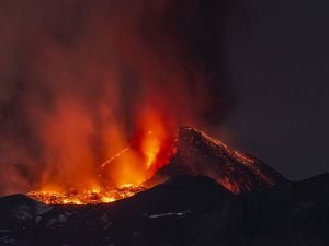 Etna Yanardağı'nda yeni patlama