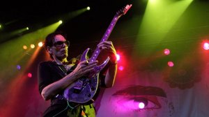 Gitar virtüözü Steve Vai'dan dev konser