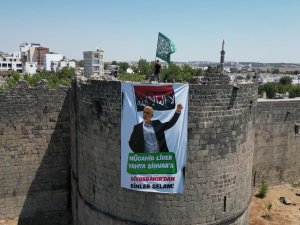 Diyarbakır surlarında Yahya Sinvar posterleri dalgalandı