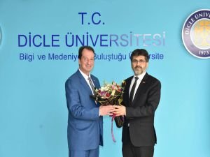 Dicle Üniversitesi'nde devir teslim töreni