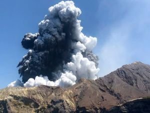 Yeni Zelanda'daki Whakaari Yanardağı faaliyete geçti