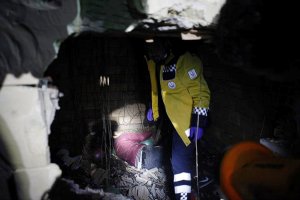 Beş metrelik kulenin içine düşen genç kurtarıldı