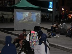 Halka açık sinevizyon gösterimiyle Gazze'deki katliama dikkat çektiler