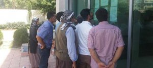 Evleri ve iş yerleri zarar gören vatandaş parasını almaya başladı