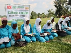 Umut Kervanı Uganda'da ilim öğrencilerine Kuran-ı Kerim hediye etti