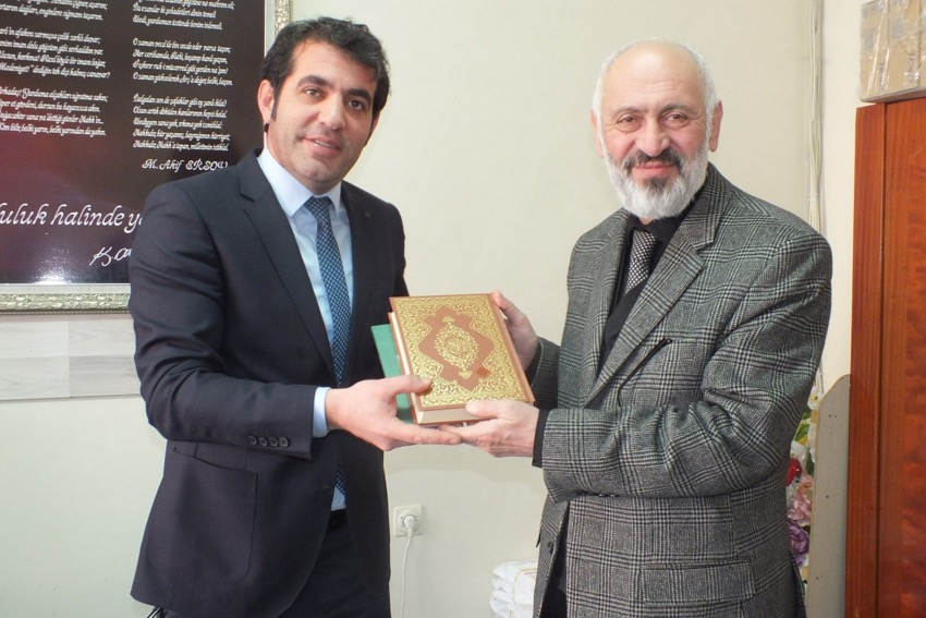 Van İl Müftüsü öğrencilere Kur'an-ı Kerim dağıtı