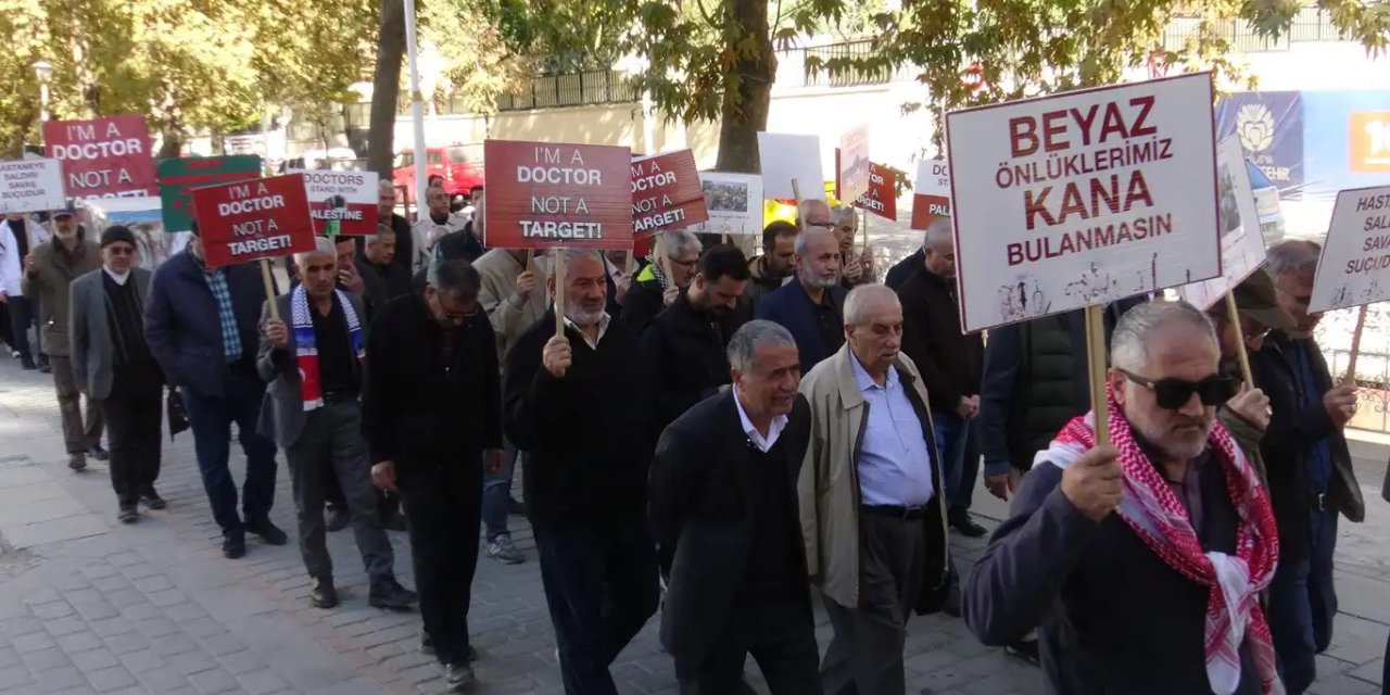 Hekimler ve sağlık çalışanlarının Gazze soykırımına karşı düzenlediği "Sessiz Yürüyüş" 50'nci haftaya girdi