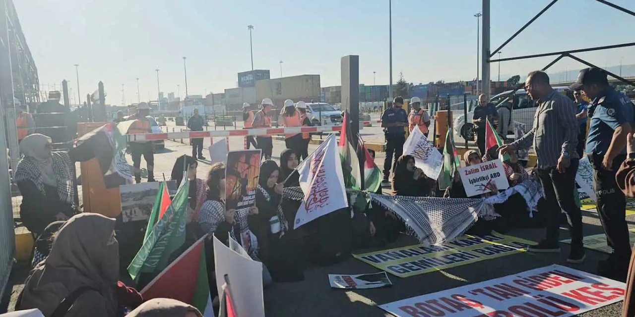 Mersin Limanı'nda işgal rejimi ile ticaret protesto edildi