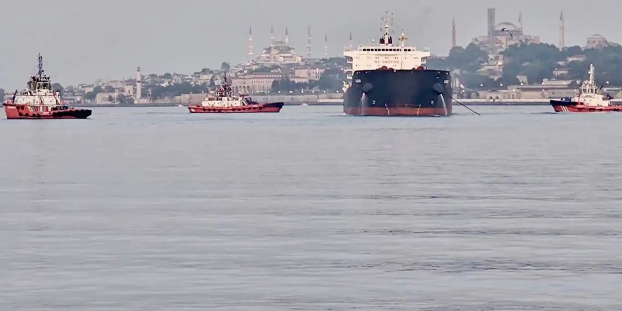 İstanbul Boğazı'nda gemi trafiği çift yönlü askıya alındı