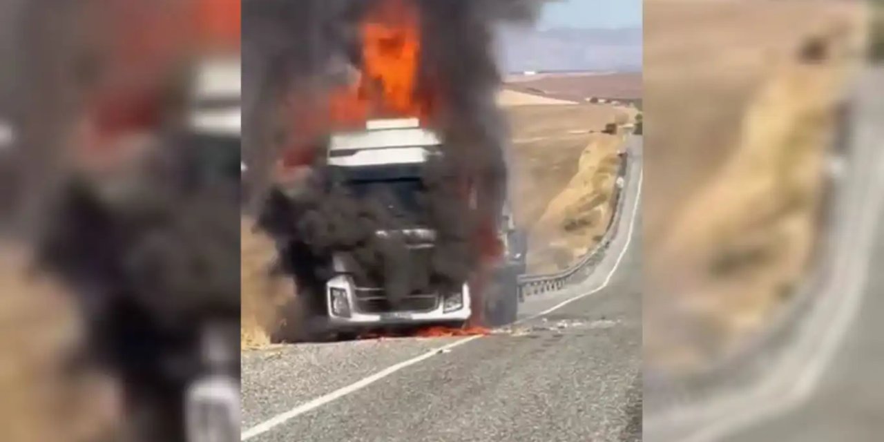 Diyarbakır'da atık hurda yüklü tır seyir halindeyken alev alev yandı