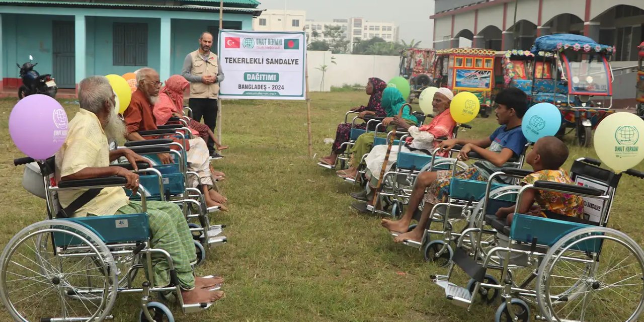 Umut Kervanı Bangladeş'te onlarca kişiye tekerlekli sandalye hediye etti