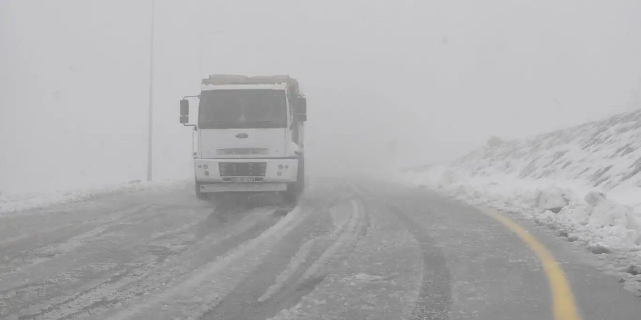 Ardahan'da buzlanma ulaşımı olumsuz etkiliyor