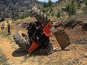 Devrilen traktörün altında kalan sürücü hayatını kaybetti