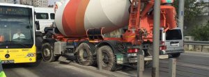 Beton mikseri metrobüs yoluna girdi