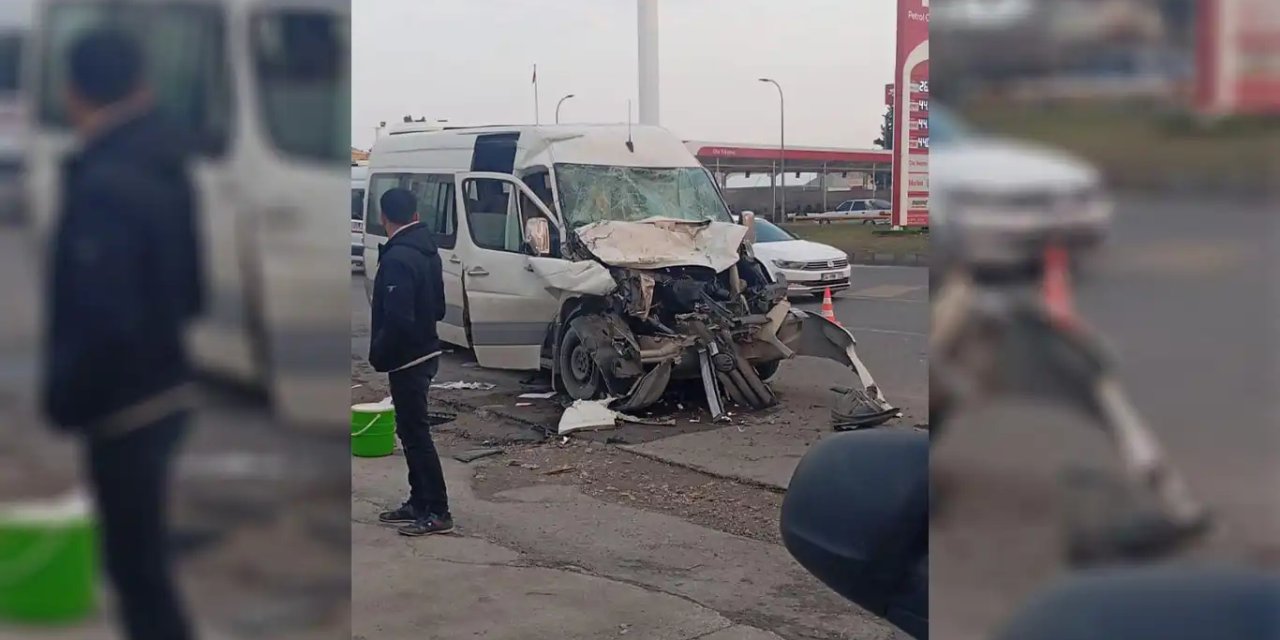 Şanlıurfa’da tır ile minibüs çarpıştı: 10 yaralı