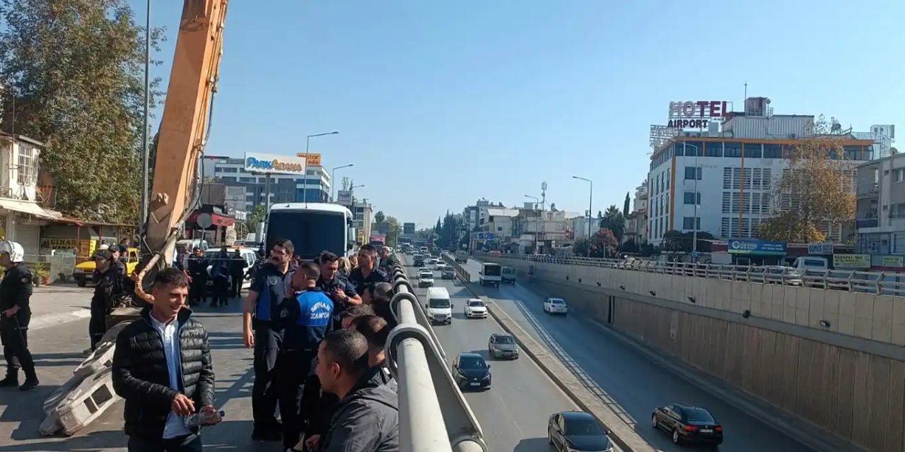 Adana’da yıkım kararına karşı bina içerisinde durdular