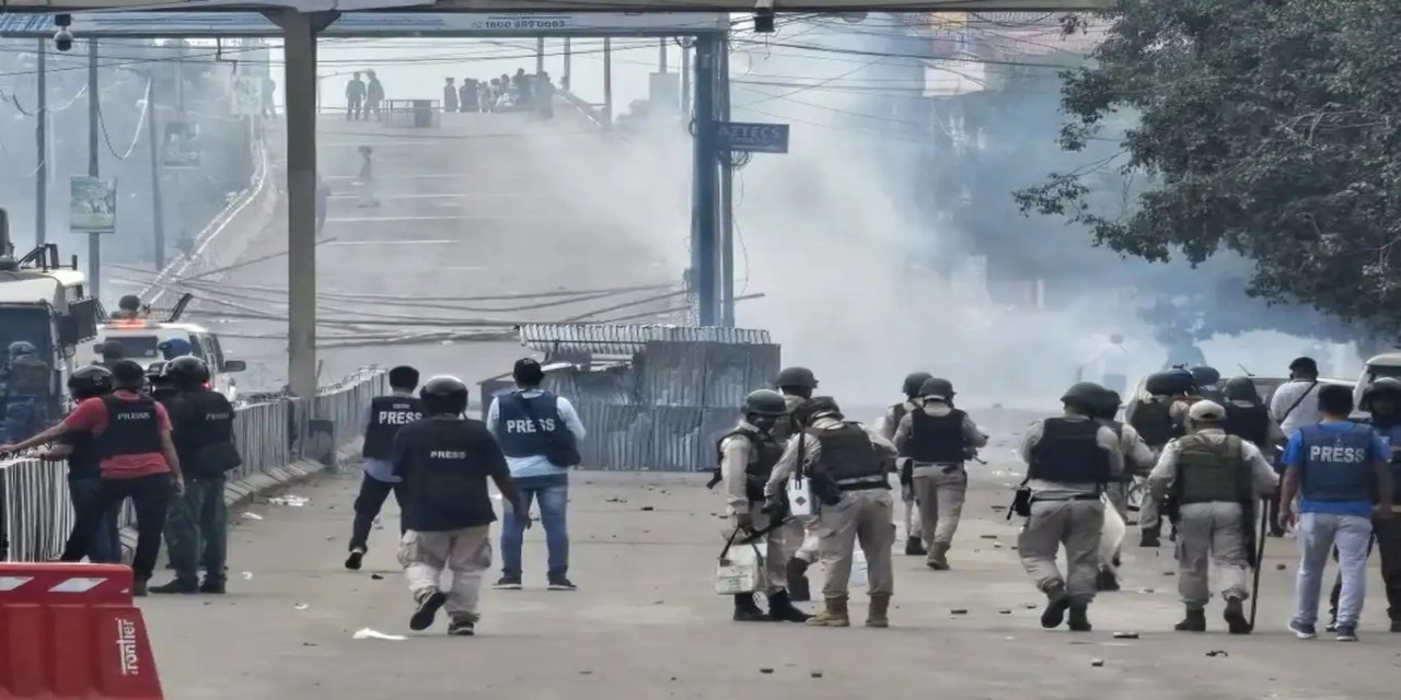 Hindistan'da polis karakoluna saldırı: 10 ölü