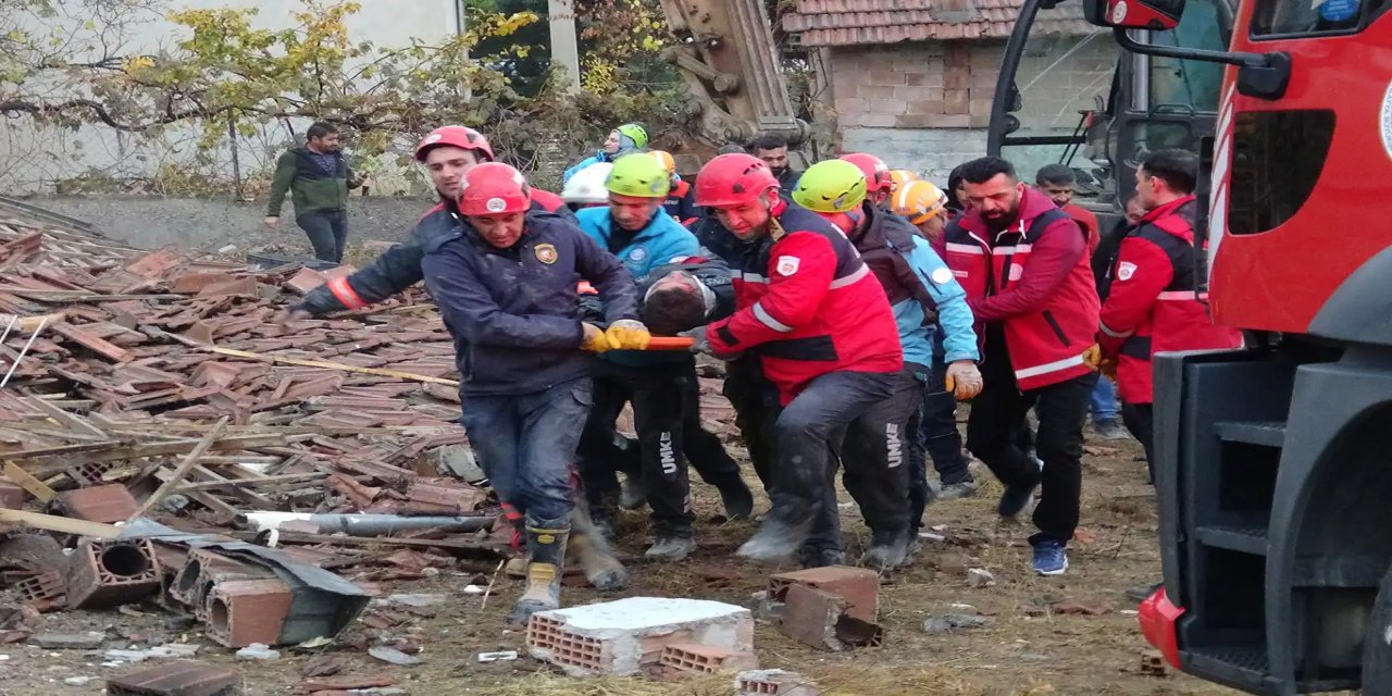 Çöken binanın enkazında kalan kepçe operatörü kurtarıldı