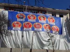 Çınar katliamında hayatını kaybedenlerin resimleri emniyet binasında