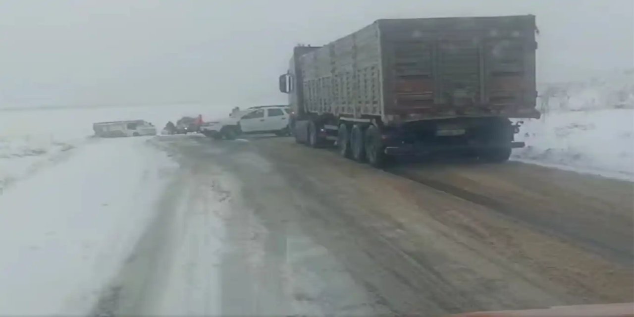 Şanlıurfa’da kar yağışı nedeniyle ulaşımda aksaklıklar yaşanıyor