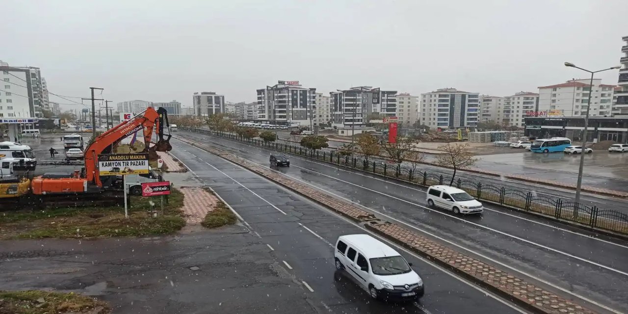 Diyarbakır'da mevsimin ilk karı yağdı