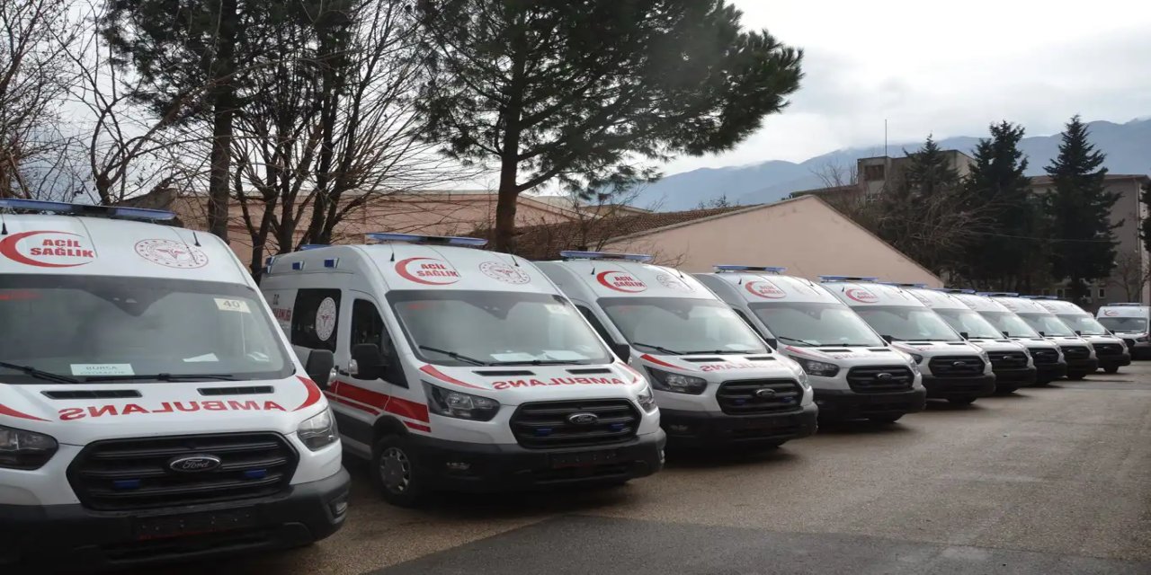 Trafikte ambulans geçişi için fermuar sistemi uyarısı