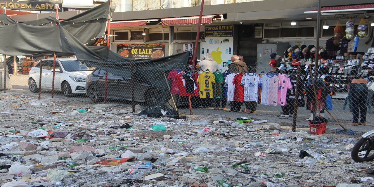 Vakıflar Sarayı’nın enkazı esnafı mağdur ediyor