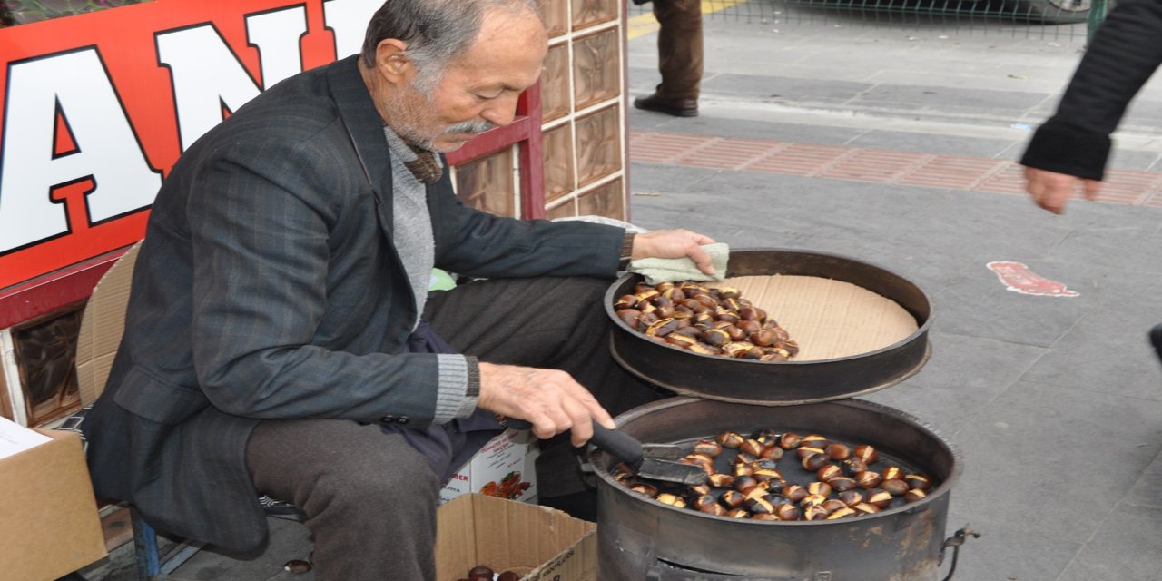 40 yıldır kestane satarak ailesinin geçimini sağlıyor