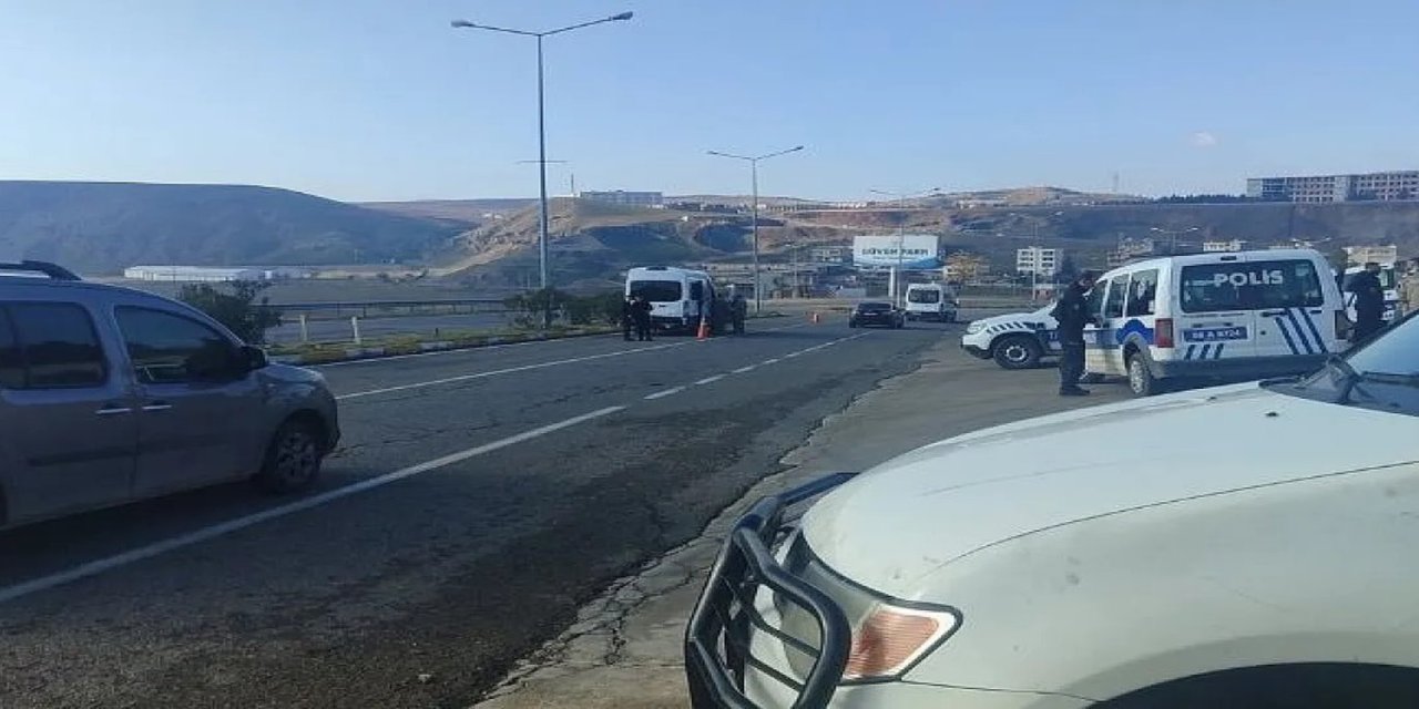 Siirt’te otomobil jandarma minibüsüne çarptı, maddi hasar oluştu