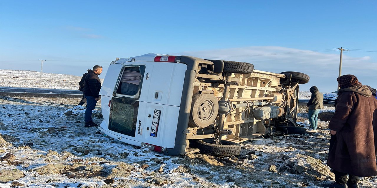 Diyarbakır'da öğretmen servisi kaza yaptı: 13 yaralı