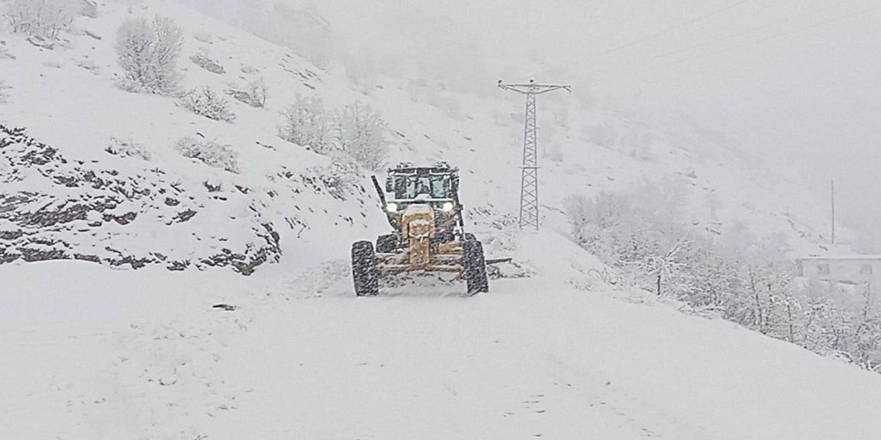 Şırnak'ta kar nedeniyle kapanan okul yolları tekrar açıldı