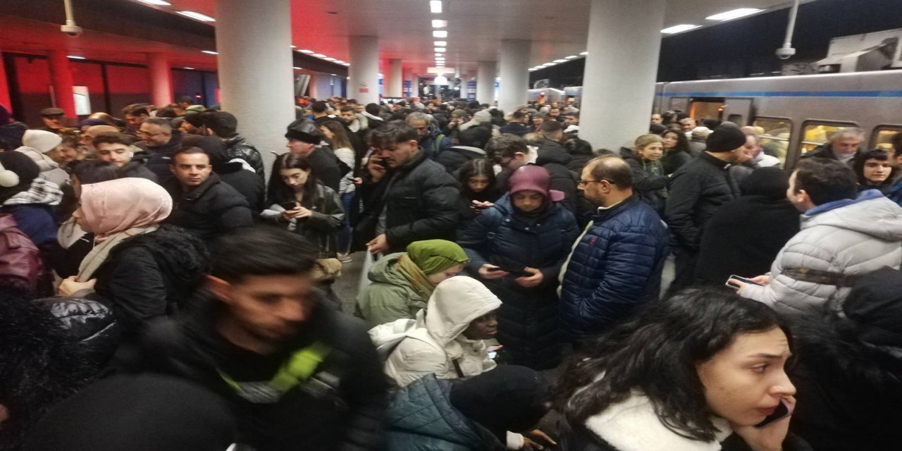 İstanbul'da metro arızası: Seferler aksadı, duraklar insanlarla doldu