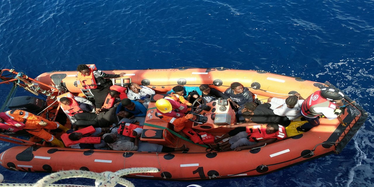 İtalya açıklarında göçmen teknesi battı: 20 kayıp