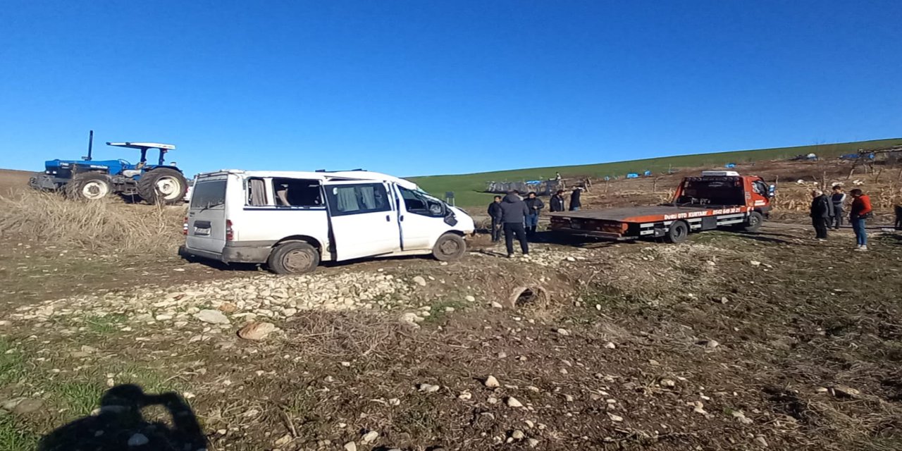 Diyarbakır'da trafik kazası: 10'u öğrenci, 11 yaralı