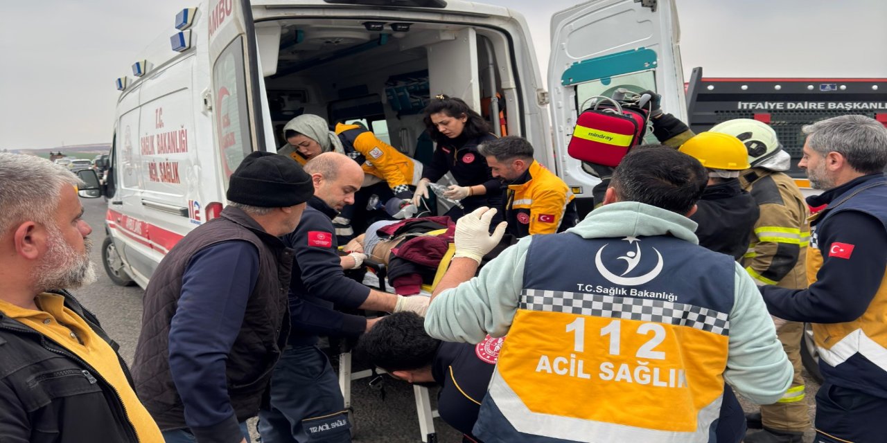 Mardin’de hafif ticari araç devrildi: 2 ölü 4 yaralı