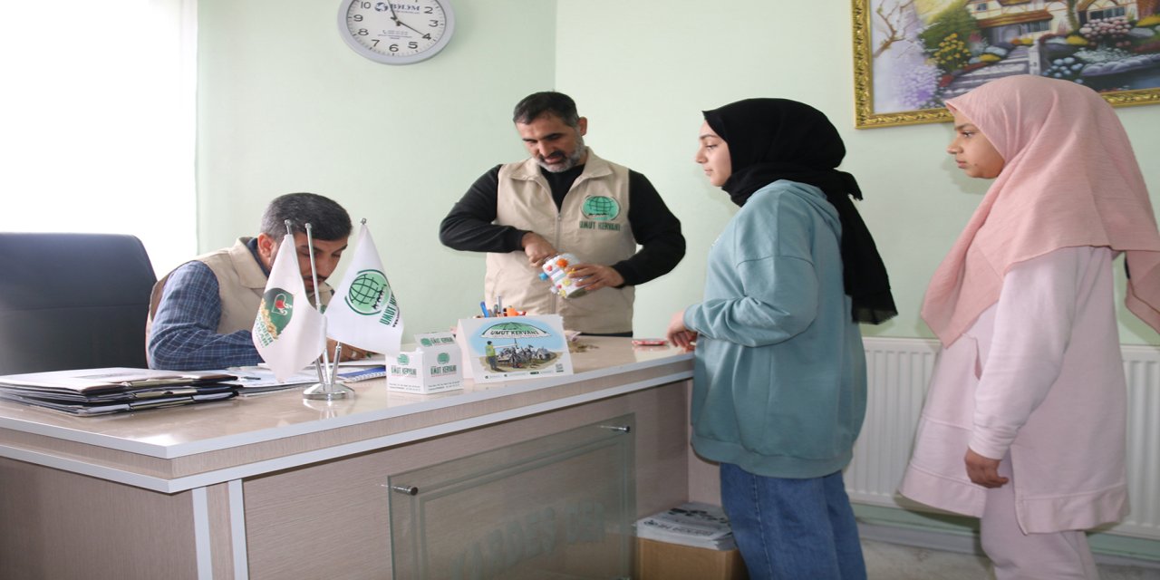 Minik çocuklar, kumbaralarında biriktirdikleri parayı Gazze'ye bağışladı