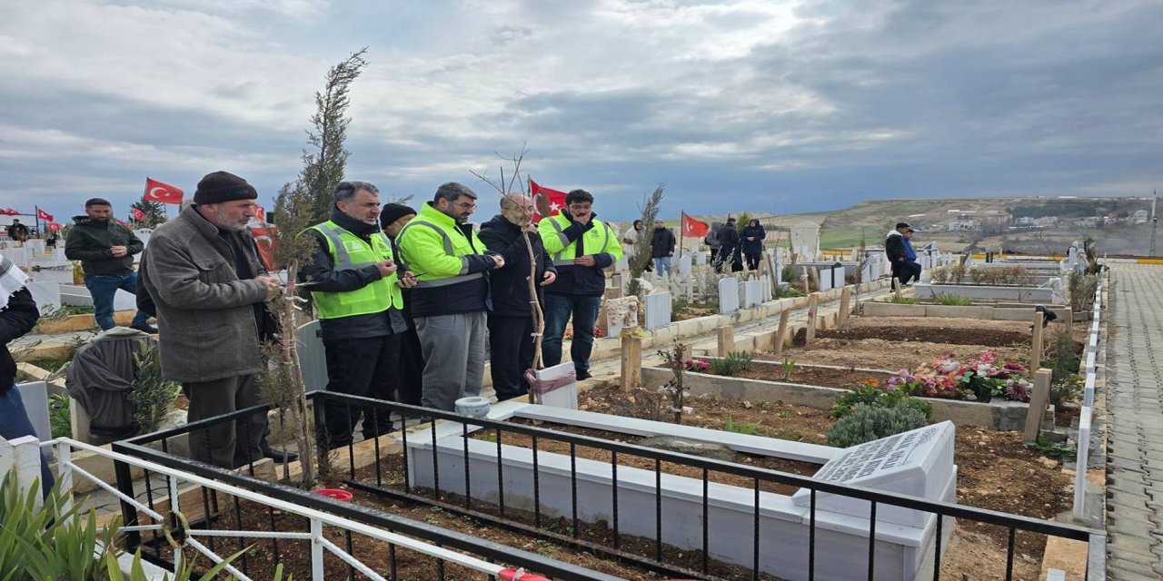 Umut Kervanından Adıyaman'daki depremde hayatını kaybedenlerin kabirlerini ziyaret