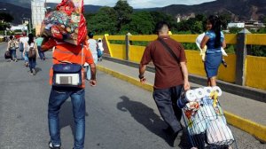 Venezuela halkı Kolombiya'ya geçti!