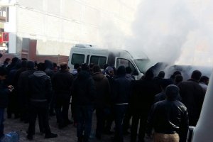 Yakıt deposunu ısıtmaya kalkışınca minibüs alev aldı