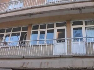 Suriyelilerin evi taşlandı!