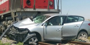 Diyarbakır'da yük treni aracı biçti: 2 ölü