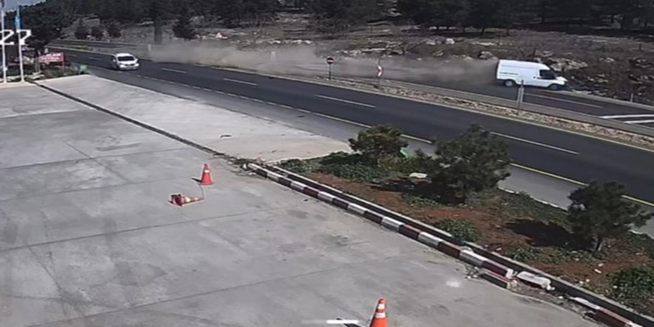 Şanlıurfa’da minibüs kayalıklara çarptı: 2 yaralı