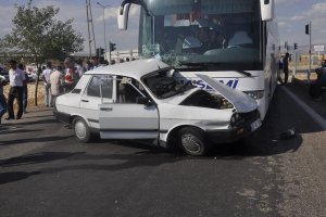 Yolcu otobüsü ile otomobil çarpıştı: 1 ölü