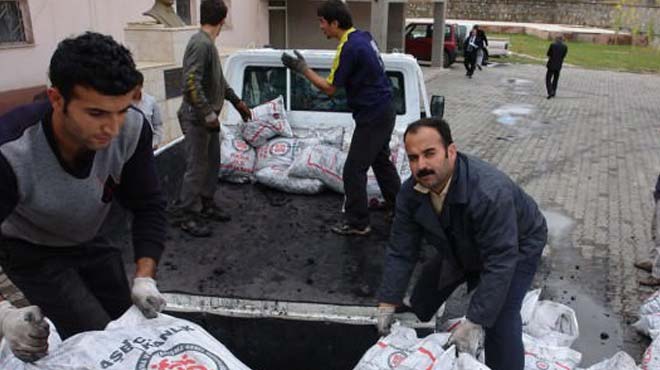 Fakir ailelere kömür yardımı