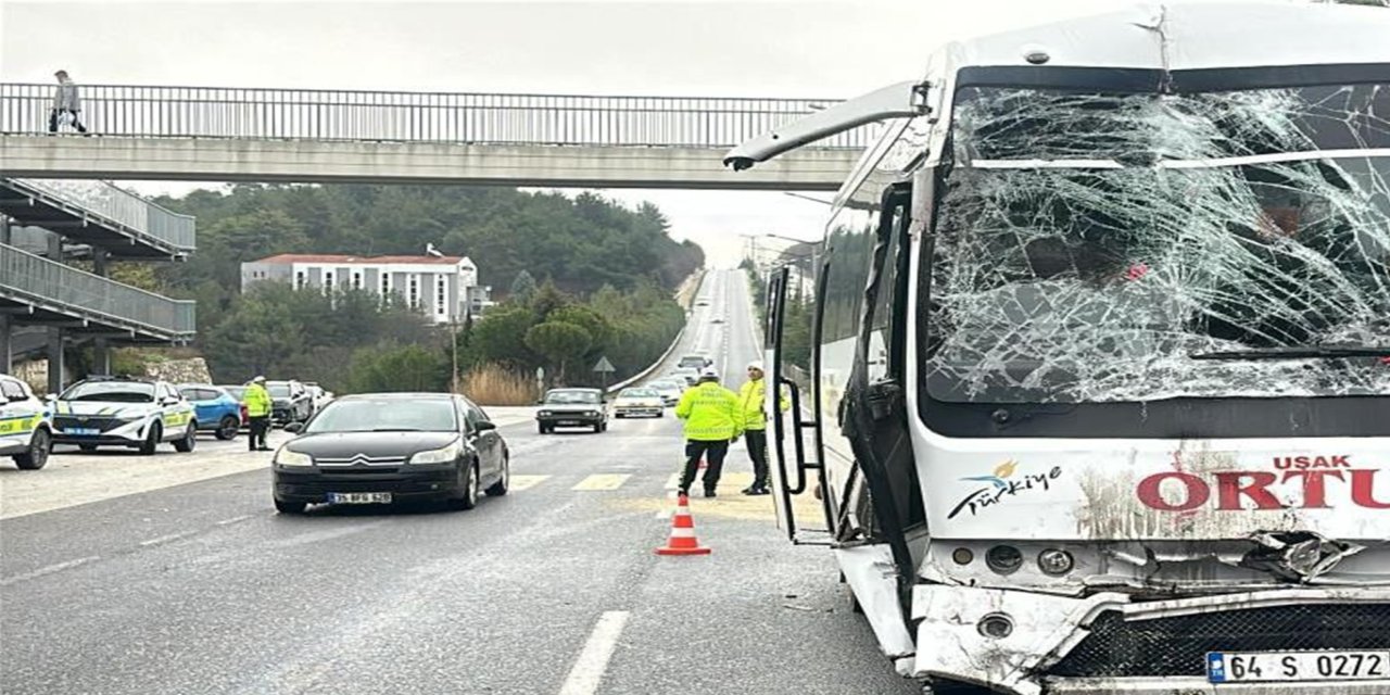 Uşak'ta iki işçi servisinin çarpışmasında 20 kişi yaralandı