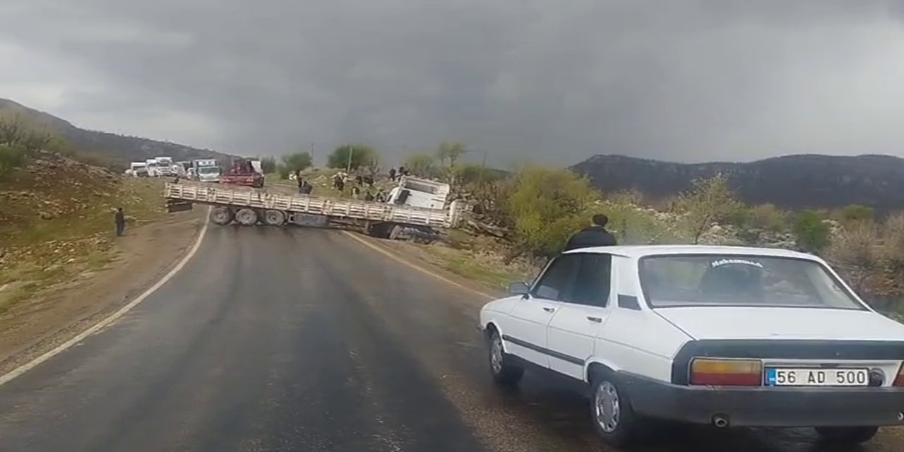Şırnak'ta kaza: Tır yolu kapattı, bir kişi yaralandı