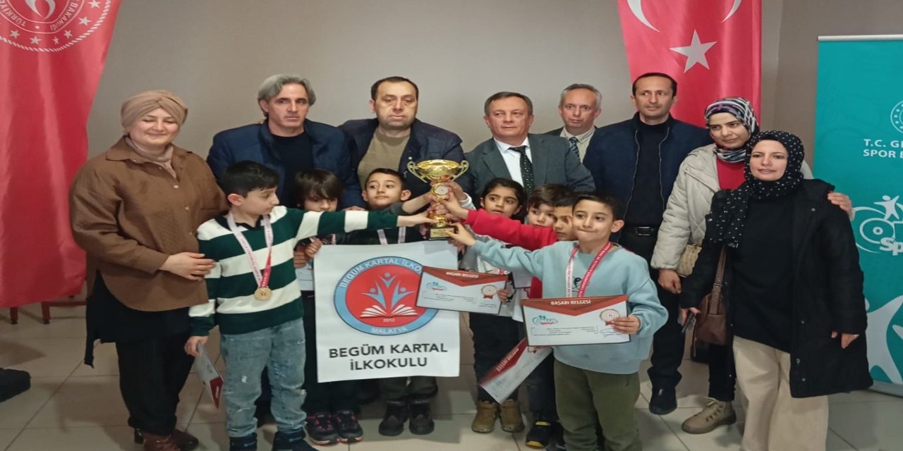 Malatya'da ilkokul öğrencileri satrançta il birincisi oldu