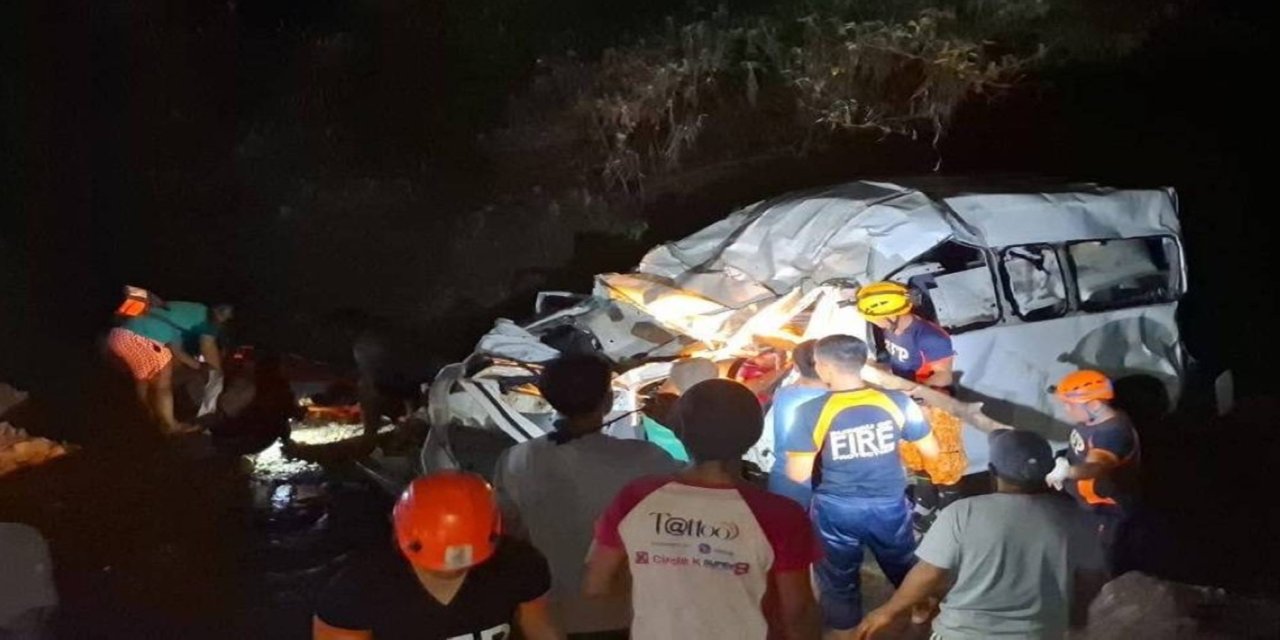 Filipinler'de minibüs uçuruma devrildi: 5 ölü