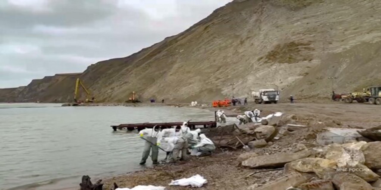Kerç Boğazı'ndaki petrol sızıntısı temizleniyor