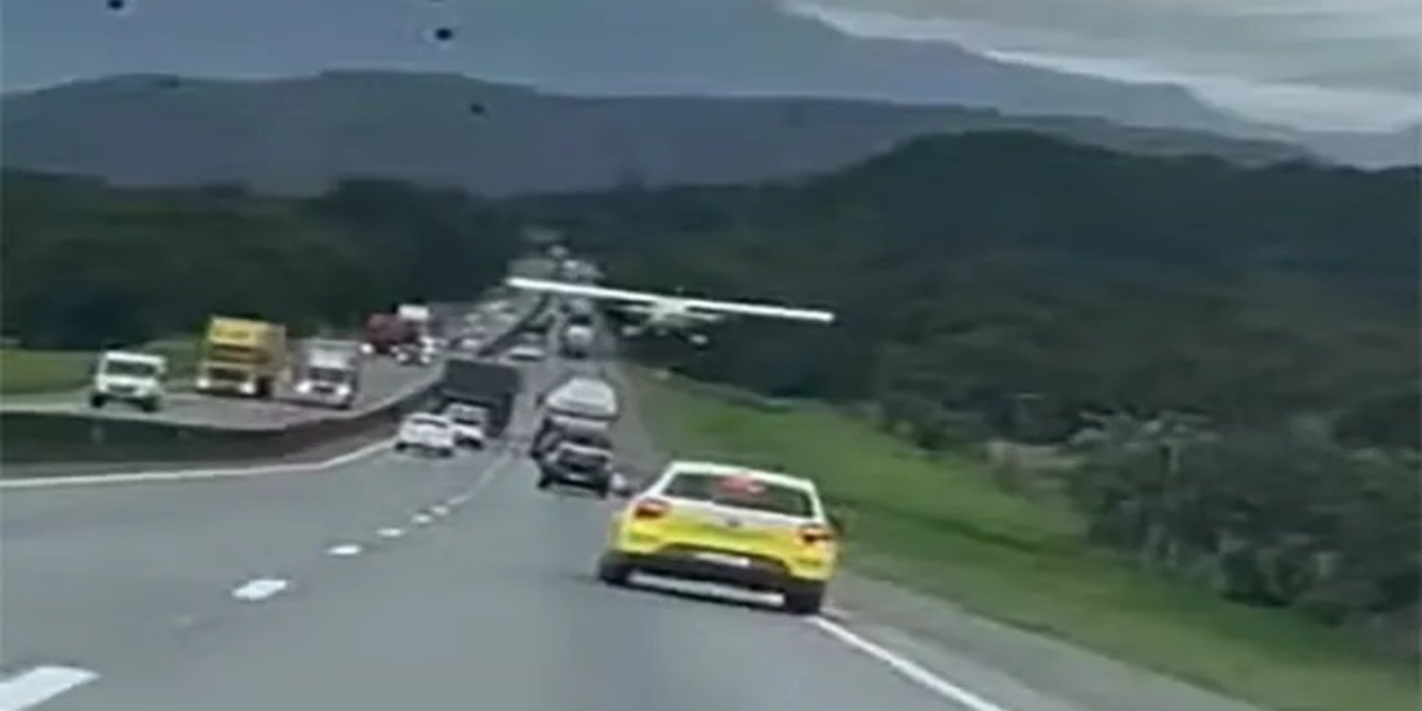 Brezilya'da motoru duran uçak otoyola iniş yaptı